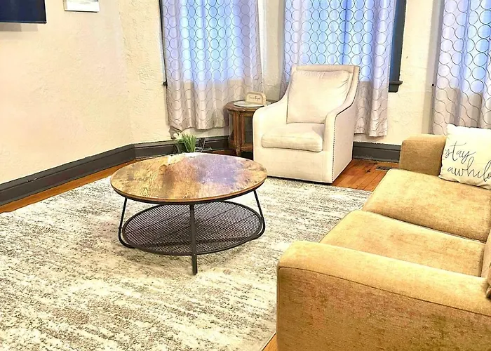 Spacious 1br | Free Parking, Golf & Midway Access Appartement