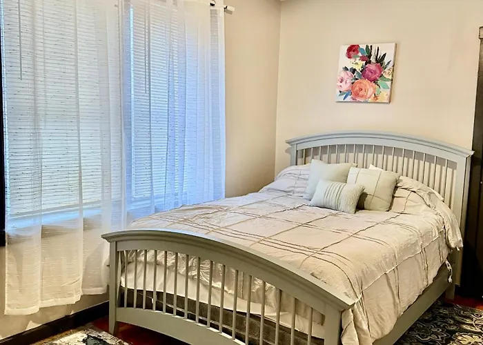 Spacious 1br | Free Parking, Golf & Midway Access Chicago
