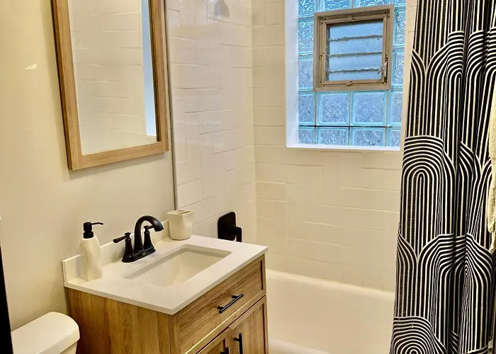 Spacious 1br | Free Parking, Golf & Midway Access * Chicago