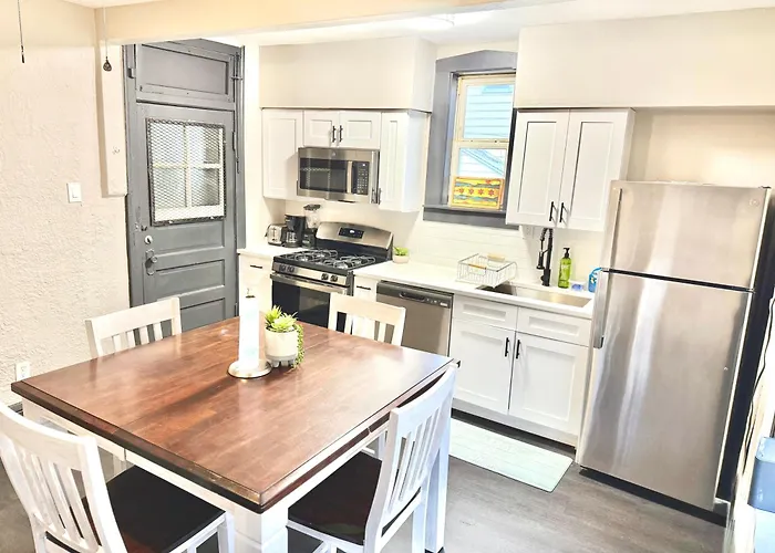 Spacious 1br | Free Parking, Golf & Midway Access Appartement